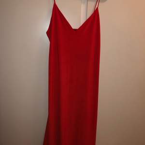 Superfin röd linne klänning från zara använd fåtal gånger så i mycket fint skick! Kan hämtas upp på Södermalm annars kostar frakt🥰 storlek passar allt från Xs-L