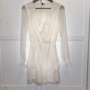 Vit sommarklänning - Supersöt sommarklänning med volangdetaljer. Passar jättebra till en skolavslutning/student/sommarfirande! Stl 38 men funkar som en 36!