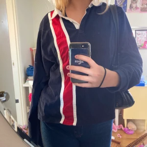 Mörkblå tröja från Tommy Hilfiger - Säljer denna tröja från Tommy Hilfiger! Typ aldrig använd!💖