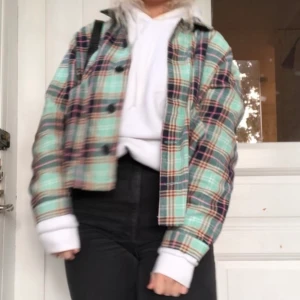 Rutig skjortjacka  - Jättefin skjortjacka från monki endast använd några fåtal gånger! Jättefin till hösten! Storlek L men passar på mig som är en S/M