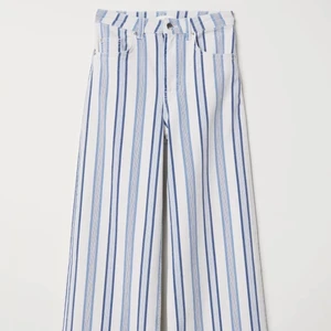 Striped Jeans - Storlek 42- jag själv är S i nederdelar men dom passar fortfarande bra. Stora i midjan men en skärp löser det :) 