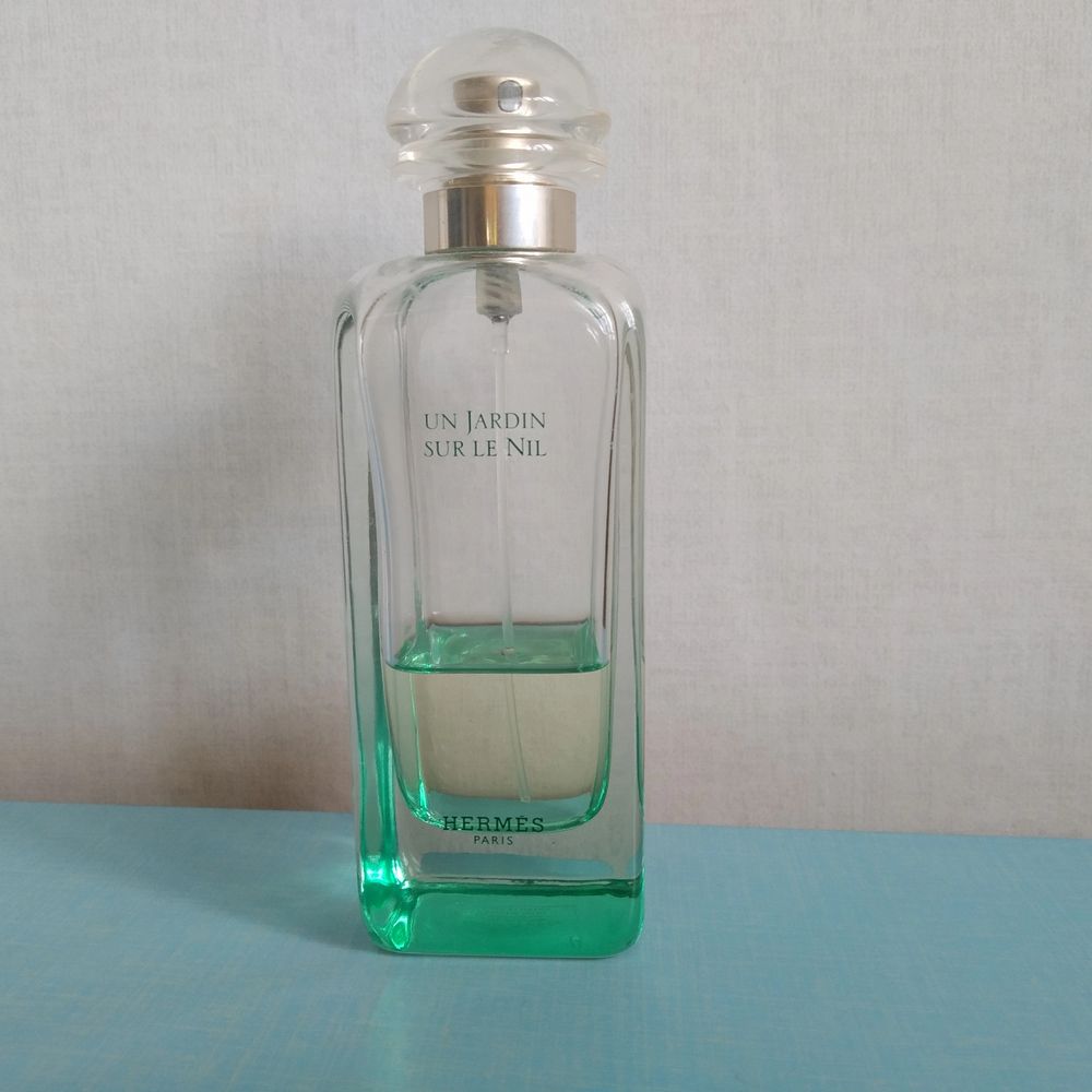 Klassiker från Hermes! Mycket fräsch unisex citrusdoft. 100 ml flaska, varan ca 20-30 kvar som du ser på bilden. Har förvarats svalt och mörkt! Doftar som den ska. Används ej längre då jag har många andra jag använder och säljs därför (eller byts mot någon annan parfym :) kom med förslag!. Accessoarer.
