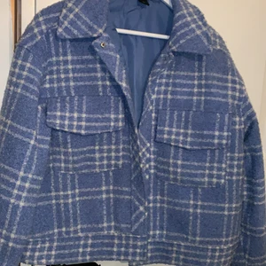 Monki vår jacka  - Vårjacka från Monki. Jag köpte den på plick men den är använd 3-5gånger, då den har varit tillräckligt varm i kylan (med hoodie under), den kommer inte till användning längre.❣️❣️ De kommer också fler jackor så kolla gärna min profil ☺️ buda gärna i kommentarerna