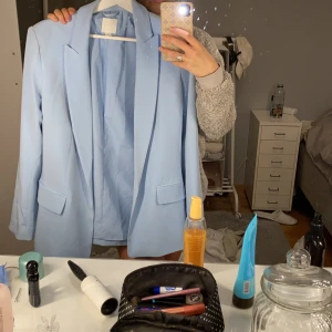 Blå blazer/kavaj - Beställd från H&M, i stolek 36, skriv om ni vill ha fler bilder:)) 