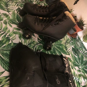 Roller derby set  - I nyskick använda en gång, och ett sett med skydd för knän armbågar och handleder köpt för 2000kr 