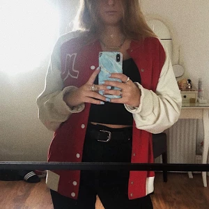 Collage jacka  - Kollar intresset på min röda collage jacka!! Säljer endast vid bra bud, ledande bud: 400kr