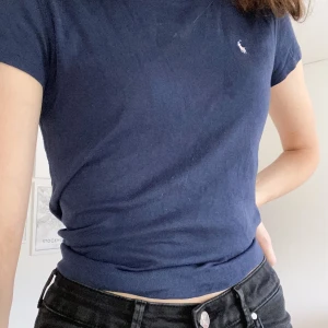 T-shirt från Ralph Lauren - T-shirt från Ralph Lauren i storlek XL. Passar dock mig som har storlek S. Välanvänd men i bra skick. Köparen står för frakten💞