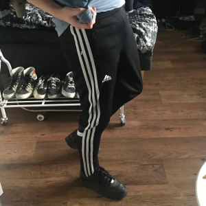 Adidas byxor - Skulle säga storlek 30/30. Helt okej skick, inga fel nånstans. Frakt ingår i priset 😊