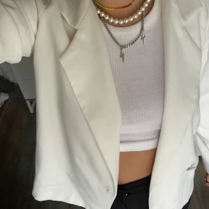 vit cool kavaj - Säljer denna snygga kavaj ifrån monki! Storleken är xxs, men som ni ser på bilden passar den de flesta storlekarna beroende på hur man vill ha den, då den är lite större i modellen! Säljer för 80kr!