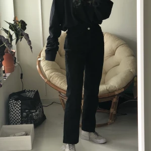 Svarta raka jeans - Ett par vintage crocker jeans, dem är raka i modellen 30 i midjan och 30 i längd, passar bra på mig 166cm