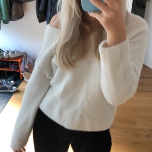 Vit stickad tröja - Vit v-ringad stickad tröja i fluffigt material, inga fläckar/ bra skick