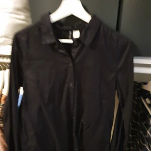 skjorta  - Aldrig använd. 