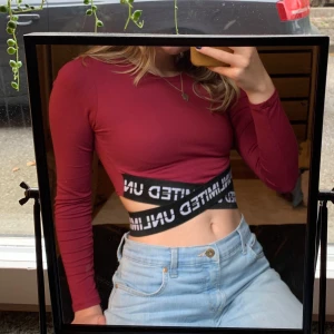 Långärmad tröja med midjeband - Skitsnygg croppad långärmad tröja med band som går runt magen! Stretchig och bekväm, aldrig använd! Kan mötas upp i sthlm eller köpare står för frakt🥰