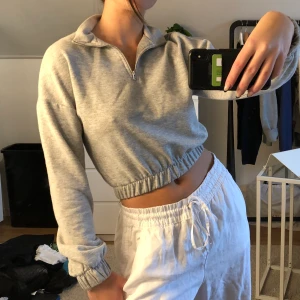 Gina dragkedje tröja  - Från Gina Tricot, inköpt för runt 1 år sedan så finns ej att köpa i butik meraaa 