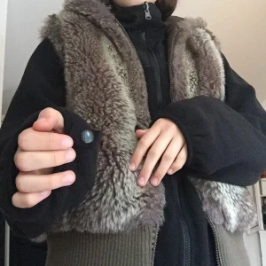 Svart tröja ☠️ -  Den här köpte på secondhand tag sedan i fint skick riktigt jätte mysig!💋