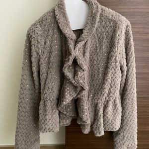 Märkes jacka/kofta - Nypris 450 euro från italien. märke: Cristina Effe. Grå jacka/kofta med paljetter, varm. Storlek small