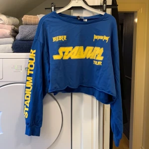 Justin Bieber croptop i storlek XL - Blå och gul Justin Bieber croptop purpose tour i storlek XL sparsamt använd 