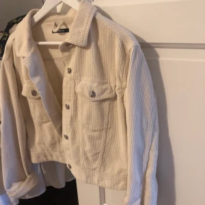 Beige Manchester jacka  - Beige Manchester jacka från Gina tricot förra året lite oversize. Som ny . Köptes för 499kr 