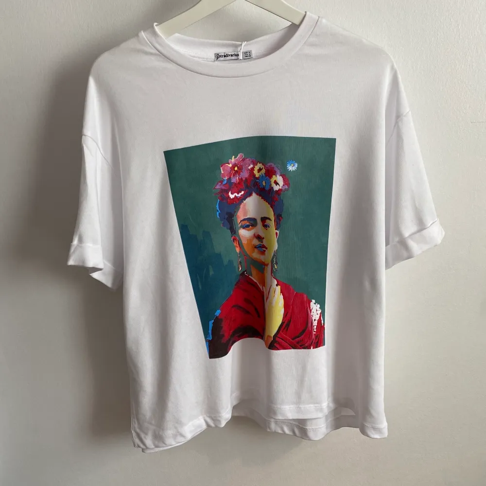 frida kahlo-t-shirt från stradivarius i strl. M. tryck med quote i nacken. T-shirts.