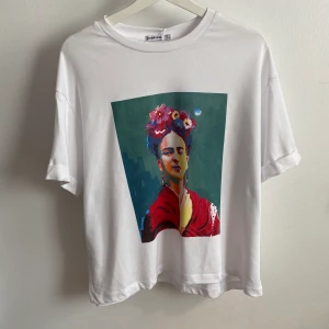 Frida Kahlo stradivarius M - frida kahlo-t-shirt från stradivarius i strl. M. tryck med quote i nacken