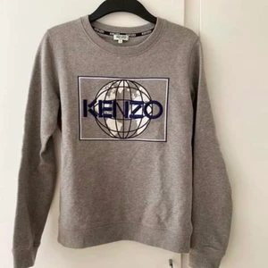 Kenzo tröja  - Säljer min kenzo tröja i storlek S. Den är köpt på raglady. Väldigt fint skick- använd fåtal gånger. Frakt kommer tillkomma!!! KÖPT ÄR KÖPT, INGEN ÅNGERRÄTT!!!