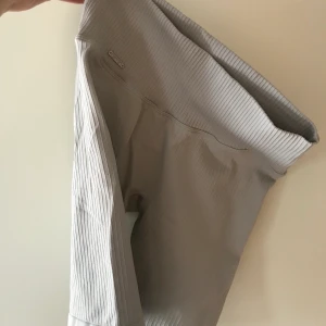 Aimn Ribbed shorts - Nya, tvättade kanske 2 ggr. Lite stora för mig och tyvärr ett minihål i rumpan. Därav gått ner i pris. Frakt kostar 42 kr.