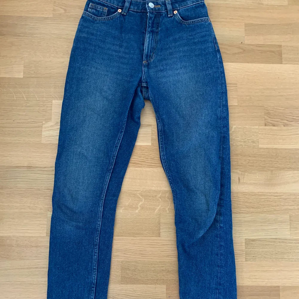 jättesnygga blå mom jeans från monki! Kontakta mig vid intresse eller frågor! . Jeans & Byxor.