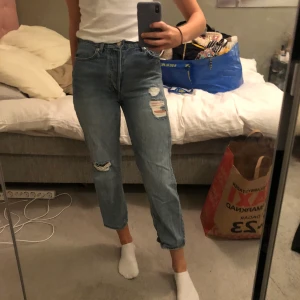 Croped jeans H&M st 36  - Hej! Jag ska sälja dessa jeans från H&M i st 36. De passar även mig och brukar ha 34/36 i byxor! Skriv vid intresse. Högstbjudande får dem. Nästan aldrig använda, mycket bra kvalitet. ( är 170 cm )