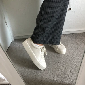 Ljusgrå/beige skor - Ett par helt oanvända skor med prislapp kvar. Skorna har en lite högre sula och är i en väldigt neutral färg som matchar med många andra färger. Bud från 200kr exklusive frakt.