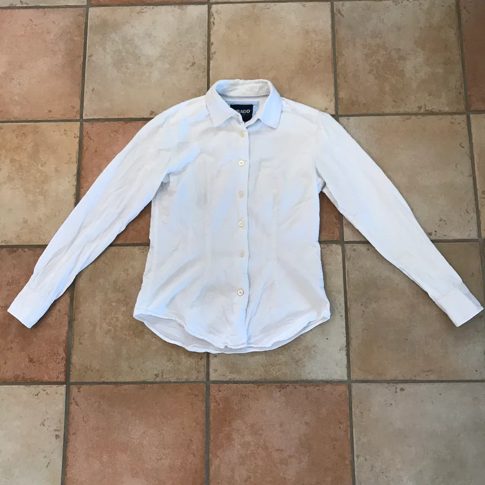 En vita fin skjorta från Lindex. Köparen står för frakten. Tar enbart swish . Tröjor & Koftor.