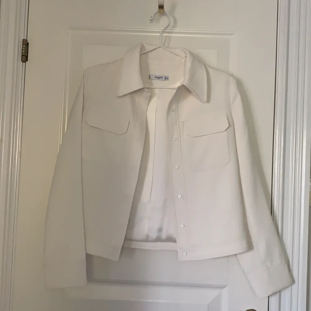 En fin tunnt fodrad kavaj/jacka i krämvit färg från Mango. Beställde den från Zalando för dryga 700kr för några år sedan. Den har tyvärr aldrig kommit till användning därav är den helt oanvänd, som ny. Frakt tillkommer eller så kan jag mötas upp i Stockholm. . Takit.