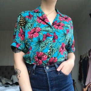 Hawai skjorta  - Blå mönstrad skjorta/blus från carlings i storlek S💖 använd ett fåtal gånger så verkligen i nyskick! Tycker om den skitmycke men den kommer tyvärr aldrig till användning, väldigt luftig och skön i tyget✨