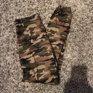 Cargopants - Balla cargopants från Madlady säljes pga fel storlek✨ Dessa är i väldigt fint skick därav. Nypris 600kr mitt pris 250kr inkl frakt ✨