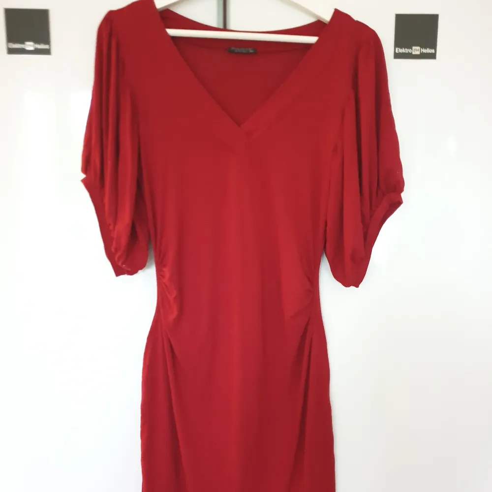 Såååå snygg röd klänning med ballongarmar och scrunch i sidan för att markera midjan ❤ Formar kroppen så fint 🌟. Klänningar.