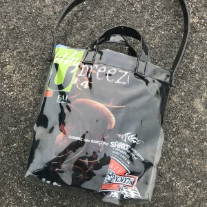 CDG shirt väska - Unik och exklusiv väska från CDG shirt. Eftersom jag intr längre inte går i gymnasiet längre så är jag inte behov av den! Bra skick :) Några få hål, men det blir så när den används! Köptes för 2100kr