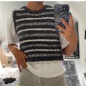 Zara väst - Jätte fin väst ifrån zara köpt här på Plick säljer för att den inte riktigt passade mig inte riktigt min stil. Bilderna är inte mina utan lånade från en tjej här på Plick. frakten är inkluderat i priset. Är i storlek L skulle säga att den passa S-M den e liten i storleken så jag som har S och M i tröjor passade.