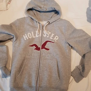 Hollister kofta  - Runt 10 år gammal fick av min kusin för inte så länge sedan inye lika mjuk inuti som förr siter bra tycker jag 