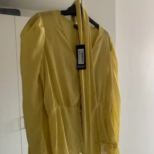 Gul jättefin blus  - Jättefin gul blus helt oanvänd från Nasty gal, frakt tillkommer 💛
