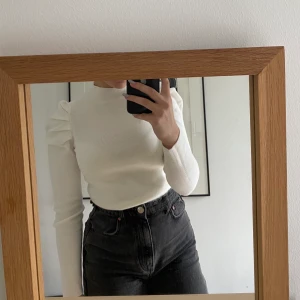 Vit tröja med puffärmar - Superfin vit tröja från Gina Tricot, perfekt nu till hösten! Den är aldrig använd och i jättefint skick. 100% bomull. Köparen står för fraktkostnad och betalar via swish.