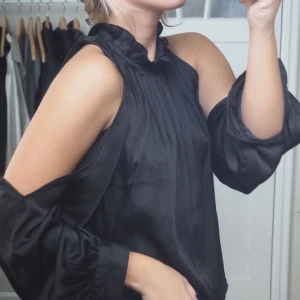 Blus - Svart blus långärmad. Ballong ärmar.  Siden liknande material. Super skön. Knäpper i halsen. Super fräsch. 