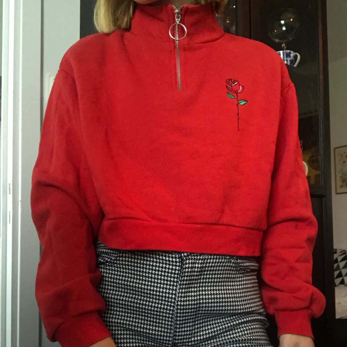 Röd kofta/sweater med ros