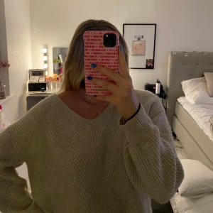 Beige stickad tröja - V-ringad stickad tröja från H&M