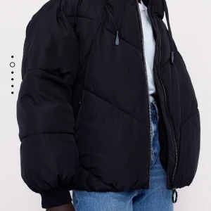 Vadderad jacka - Vadderad och vattenavvisande jacka från Zara i storlek XS. Passar även S då den är oversize. Jackan är i perfekt skick, hör av dig om du är intresserad så skickar jag egna bilder. Köparen står för frakt!💕