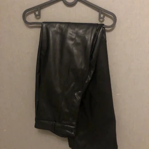 Fake Skinnbyxor  - Fake skinn byxor från chiquelle, helt nya endast testade ( dock är prislapp borta ) fint skick, storlek 38. Frakt betalas av köparen ifall de ska skickas. 