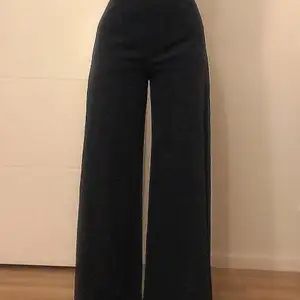 Jätte sköna byxor från H&M som är mörkblåa. 