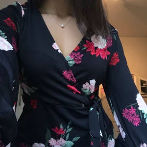 Blommig blus - Säljer denna blommiga blusen från Gina trico då jag aldrig använder den. Den är sjukt snygg och passar perfekt till både fest och familjemiddagar. Buda gärna nedan eller skriv till mig privat! Pris kan diskuteras🥰💕