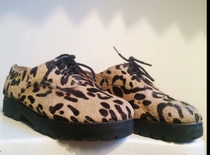  - Leopardskor från Deena & Ozzy i "hårigt" material. Litet hål i sömmen annars i ett väldigt bra skick. 

