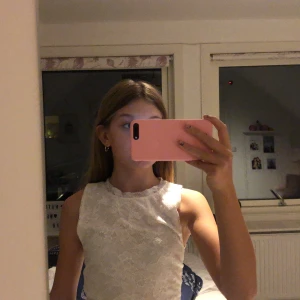 Fin vit blus. Helt o andvänd. Från Ginatricot och storlek S. Men ganska liten för att vara S.  - Vit blus stl S. 