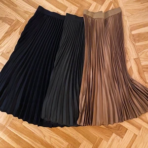 Plisserad kjol - svart, mörkgrön, beige - Säljer mina plisserade kjolar! Svart (strl M), beige (strl M) samt mörkgrön (strl 40). Mörkgröna använd sparsamt antal gånger. Svarta o beige oanvända. 100 kr styck eller 250 för alla tre ♥️