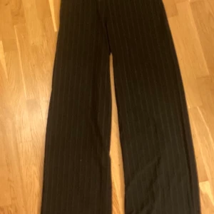 Kostymbyxor storlek xs  - As fina kostymbyxor ish från Gina storlek xs pris kan diskuteras 